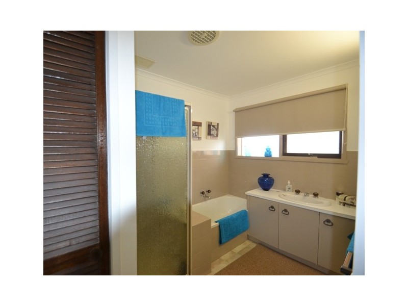 24 Priestley Crescent, Seymour VIC 3660