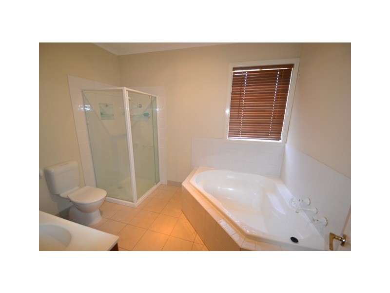 18 Avenel Road, Seymour VIC 3660