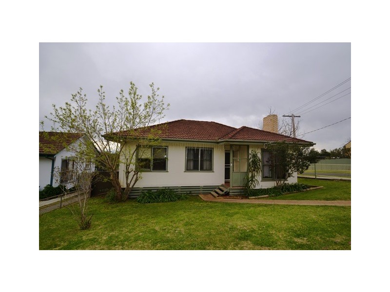 42 Chisholm Crs, Seymour VIC 3660