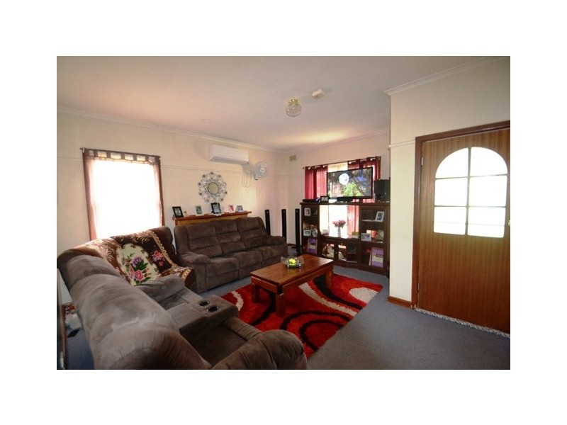 42 Chisholm Crs, Seymour VIC 3660