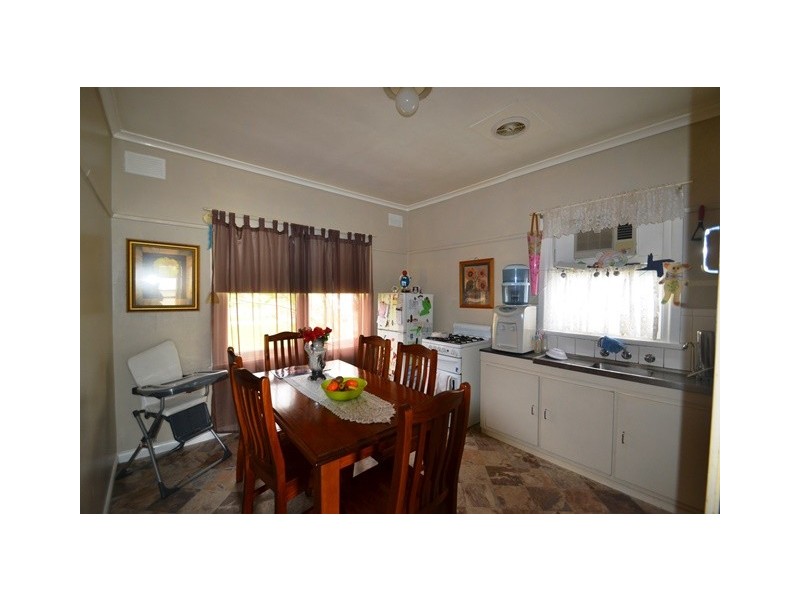 42 Chisholm Crs, Seymour VIC 3660