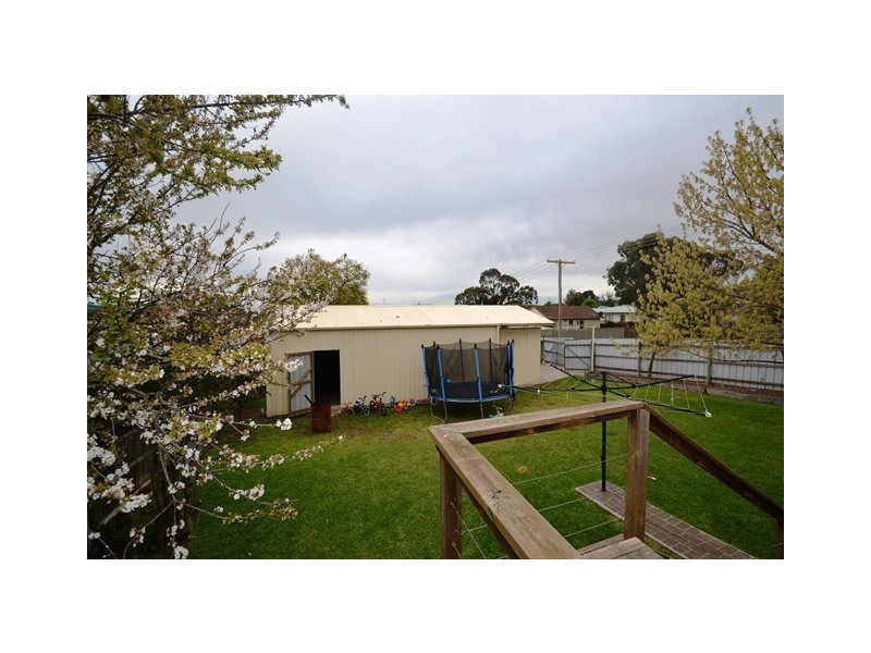 42 Chisholm Crs, Seymour VIC 3660