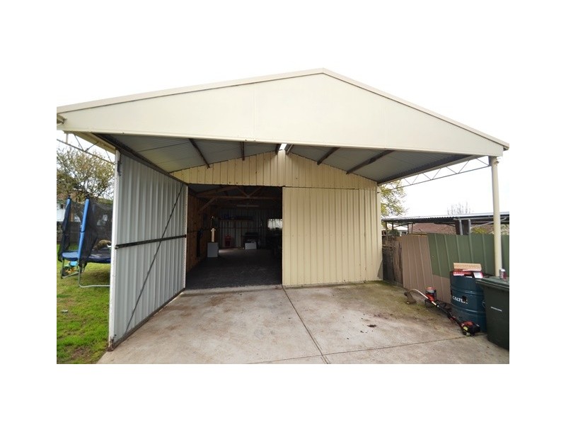 42 Chisholm Crs, Seymour VIC 3660