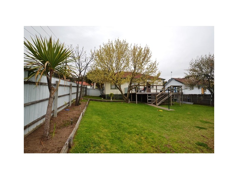 42 Chisholm Crs, Seymour VIC 3660