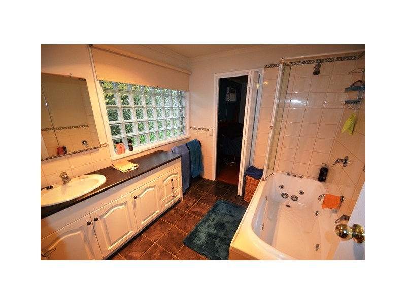 16 Priestley Crescent, Seymour VIC 3660