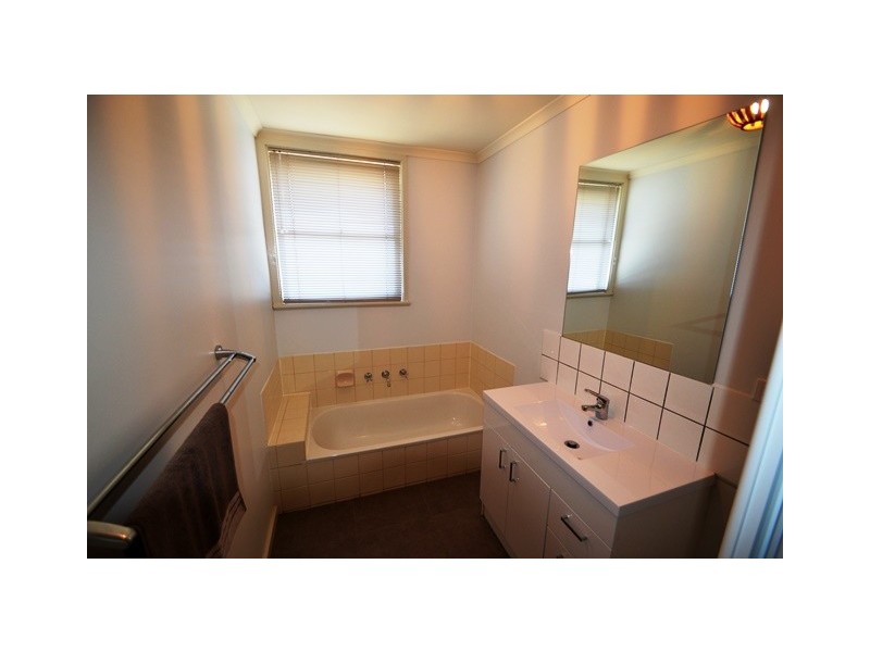 4 Martindale Cres, Seymour VIC 3660