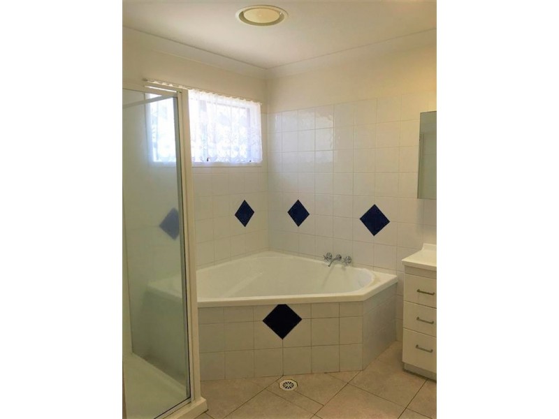 27 Malbon Road, Kirwan QLD 4817