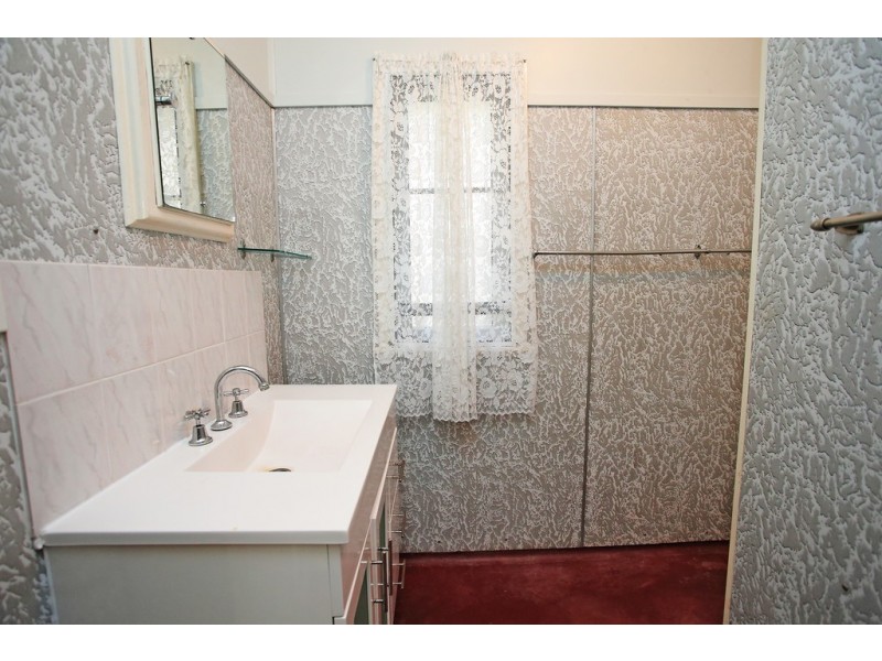 20 Railway Avenue, Railway Estate QLD 4810