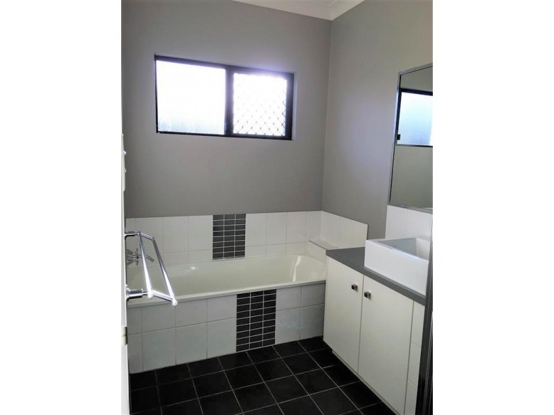 16 Hillock Crescent, Bushland Beach QLD 4818