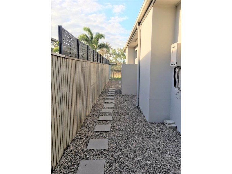 16 Hillock Crescent, Bushland Beach QLD 4818