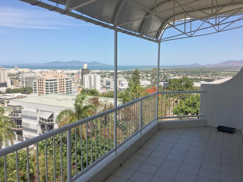 2/13 Hillside Crescent, Townsville QLD 4810