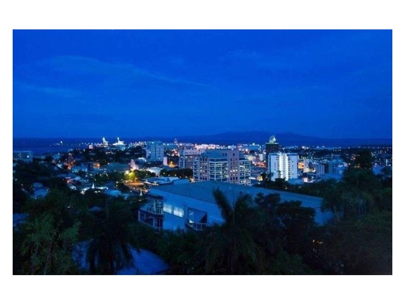 2/13 Hillside Crescent, Townsville QLD 4810