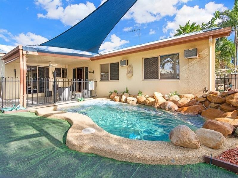 15 AMANDA AVENUE, Rasmussen QLD 4815