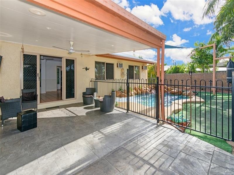 15 AMANDA AVENUE, Rasmussen QLD 4815
