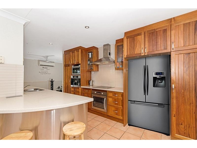 15 AMANDA AVENUE, Rasmussen QLD 4815