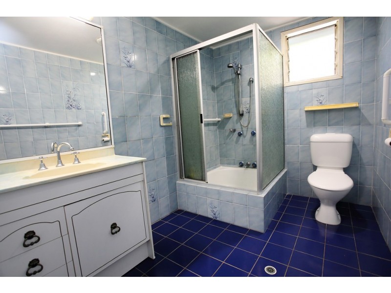 33 Hugh Street, West End QLD 4810