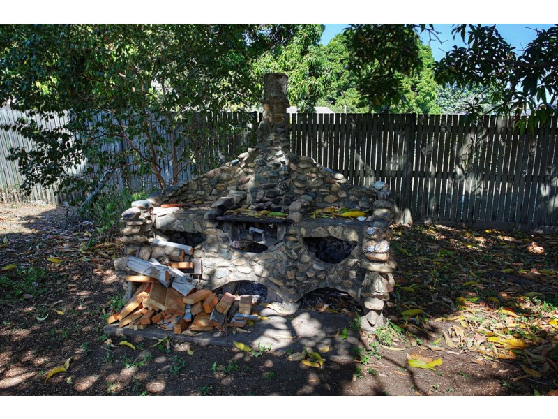 33 Hugh Street, West End QLD 4810
