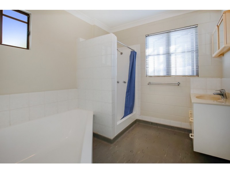 62 Coates Street, Mount Louisa QLD 4814