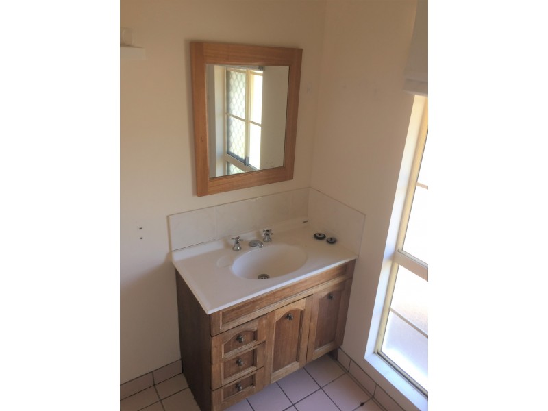 1 Raven Court, Kelso QLD 4815