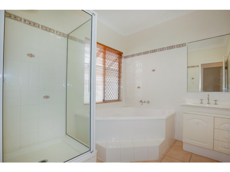 4 Crown Court, Kirwan QLD 4817