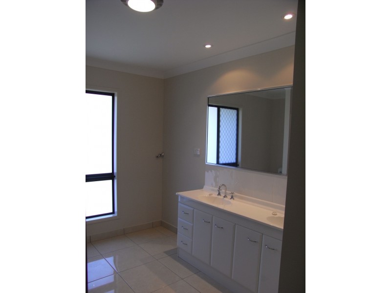 1 Macona Street, Bushland Beach QLD 4818