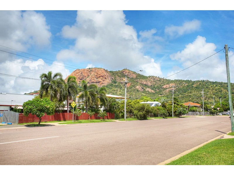 2/106 Eyre Street, North Ward QLD 4810