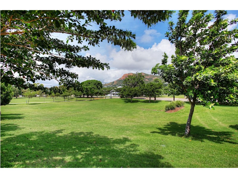 2/106 Eyre Street, North Ward QLD 4810