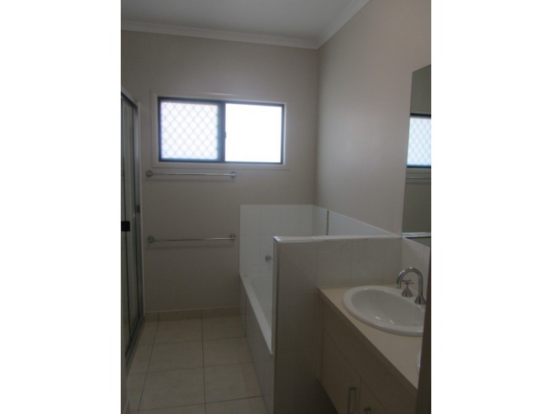 9 Glendower Street, Bushland Beach QLD 4818