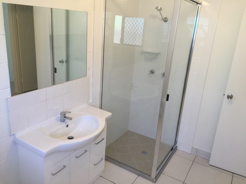 2/132 Queens Road, Hermit Park QLD 4812