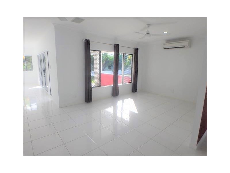 15 Rattray Street, Bushland Beach QLD 4818