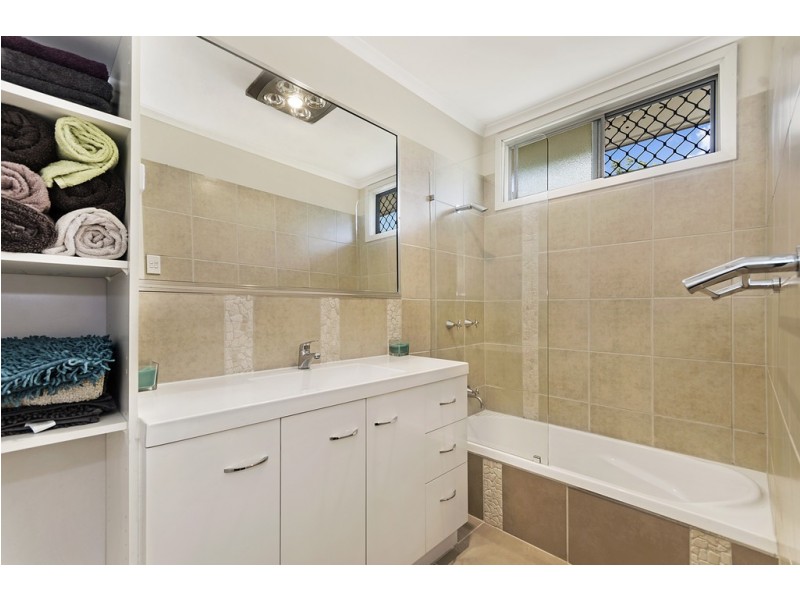 26 Buchanan Street, Mount Louisa QLD 4814