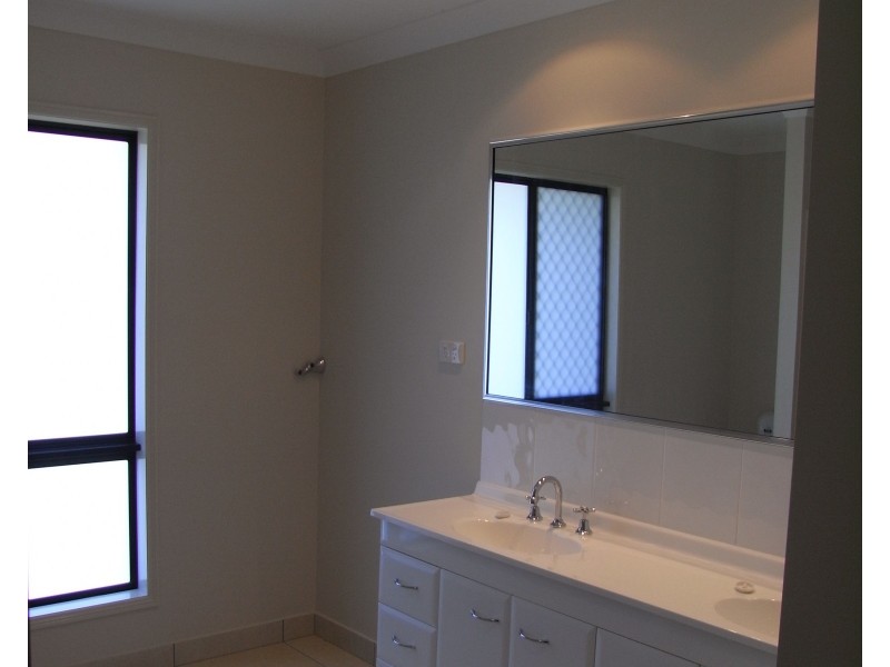 1 Macona Street, Bushland Beach QLD 4818