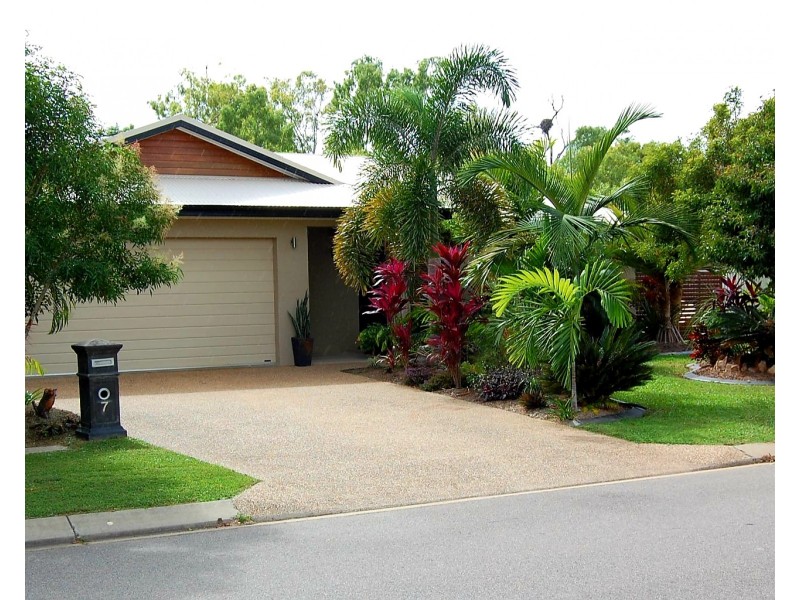 7 Hook Place, Bushland Beach QLD 4818