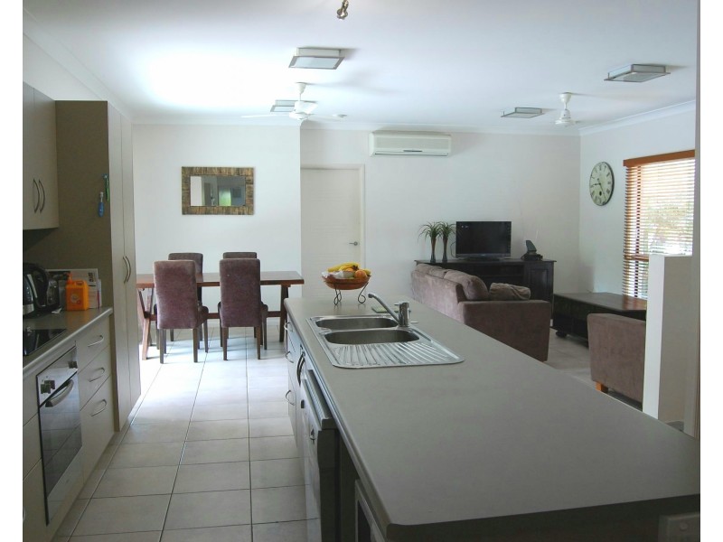 7 Hook Place, Bushland Beach QLD 4818