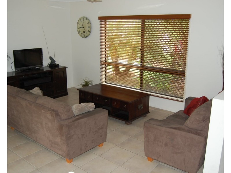 7 Hook Place, Bushland Beach QLD 4818