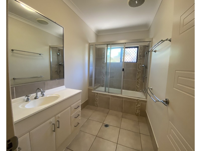 7 Hook Place, Bushland Beach QLD 4818