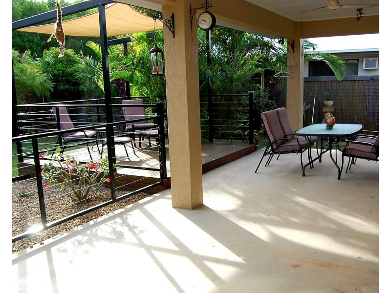 7 Hook Place, Bushland Beach QLD 4818