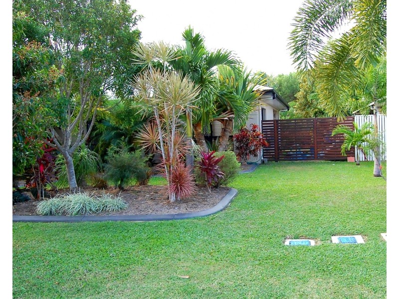 7 Hook Place, Bushland Beach QLD 4818