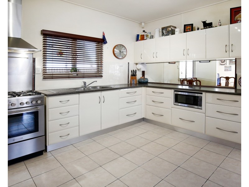 10 Lowth Street, Rosslea QLD 4812