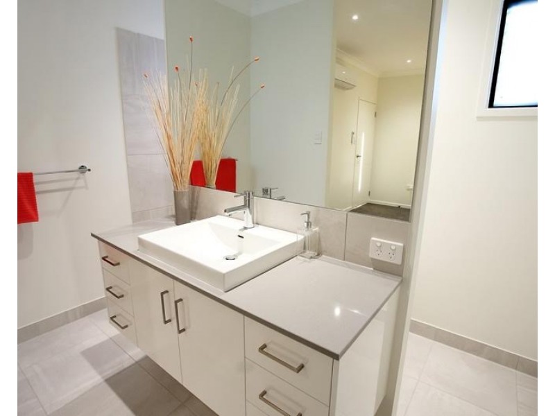 10 Cassinia Street, Mount Low QLD 4818