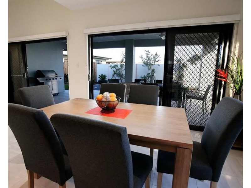 10 Cassinia Street, Mount Low QLD 4818