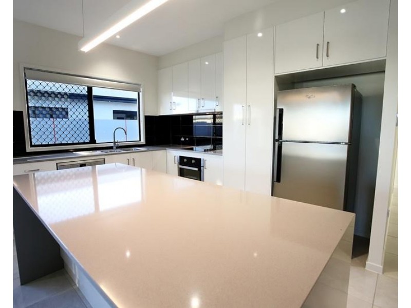 10 Cassinia Street, Mount Low QLD 4818