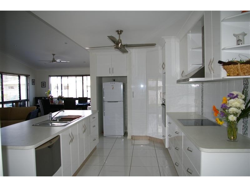 2 Hook Place, Bushland Beach QLD 4818