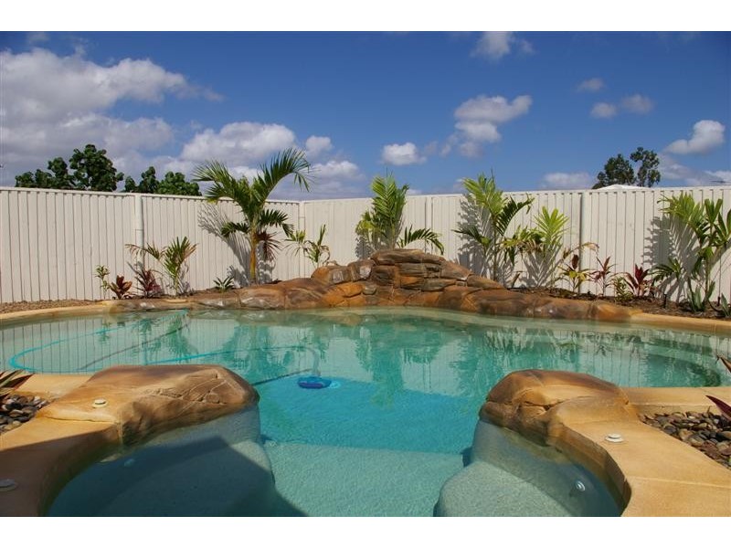 2 Hook Place, Bushland Beach QLD 4818
