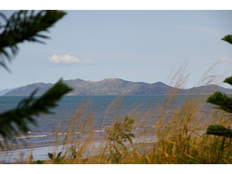 6 Reef Street, Saunders Beach QLD 4818