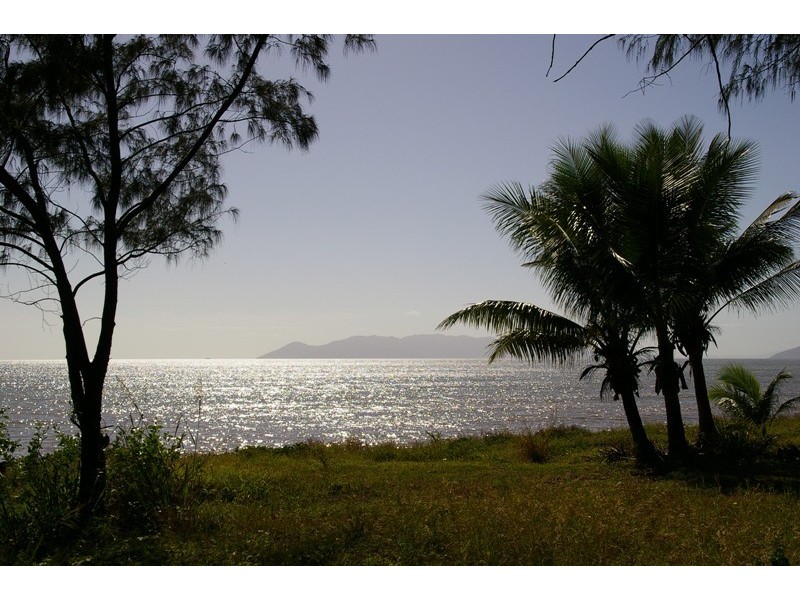 6 Reef Street, Saunders Beach QLD 4818