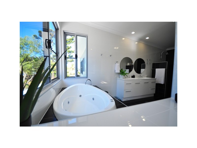 4 Reef Street, Saunders Beach QLD 4818