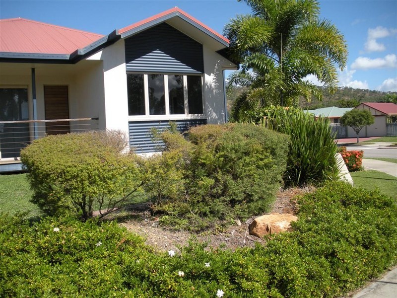 8 Crestbrook Drive, Mount Louisa QLD 4814