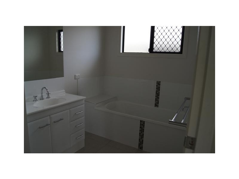 11 Ningaloo Crescent, Burdell QLD 4818