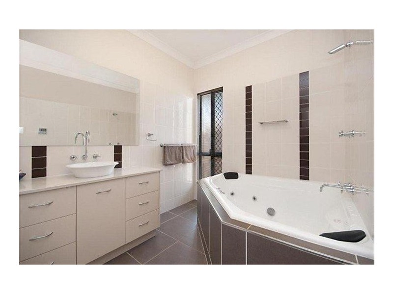 8 Newhaven Place, ‘Fairfield Waters’, Idalia QLD 4811